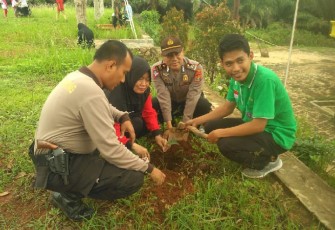 Kapolsubsektor Pagelaran Iptu Sudirman Tanam Pohon 