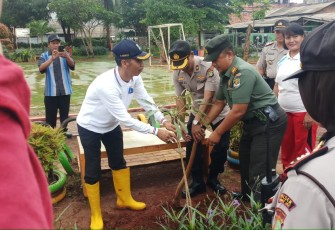 Penanaman pohon di dua lokasi Muspika Kramatjati dan Makasar oleh Danramil 05/Kj