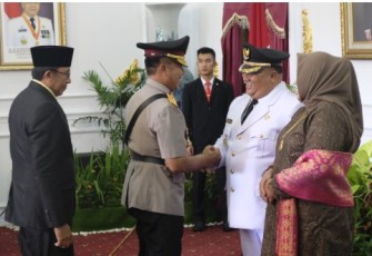 Kapolda Bengkulu Irjen Pol Supratman saat menyalami Wabup Rifa'i