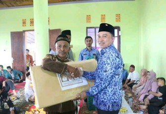 Bupati Lampung Barat Parosil Mabsus Berikan Bantuan 