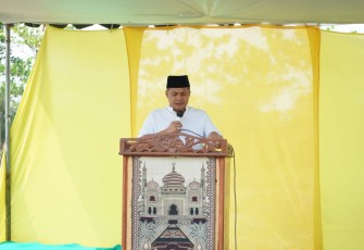 Bupati Batu Bara Ir H Zahir MAP memberikan kata sambutan pada acara peletakan batu pertama pembangunan Asrama Pondok Pesantren Al Mukhlisin.