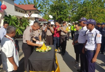 Kapolres SBB AKBP Bayu Tarida Butar Butar Potong Nasi Tumpeng Pada HUT Satpam ke 39.