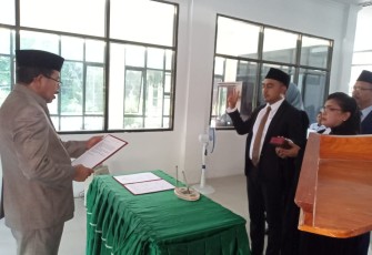 Bupati Seram Bagian Barat Maluku Drs Yasin Payapo Lantik Dr Johanes. F. Selano Sebagai Direktur RSUD Piru