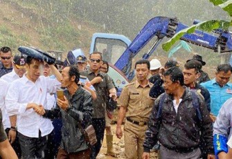 Presiden Jokowi saat tinjau lokasi banjir dan longsor. ANTARA FOTO/RAJENDRA AQILA