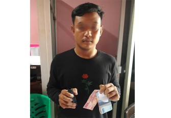 Pelaku saat ditangkap beserta barang bukti