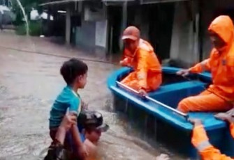 Babinsa Cilandak Timur Evakuasi Anak-anak yang Terjebak Banjir