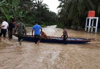 Pihak Pemkab Aceh Singkil bersama TNI/Polri saat meninjau lokasi banjir.