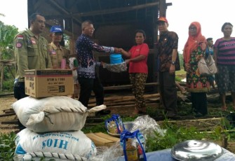 Kepala Dinas sosial Kabupaten Pringsewu Bambang Suharmanu Menyerahkan Bantuan Pada Korban Banjir Sungai Way Waya di Dusun Sukamaju Pekon Madaraya Kecamatan Pagelaran Utara