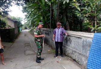Koordinasi Babinsa Dengan Tokoh Masyarakat Dalam Pengerasan Jalan Di Desa Binaan