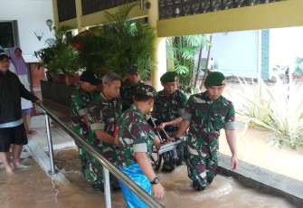 Proses Evakuasi Banjir Oleh Satuan Korem 052/Wijayakrama