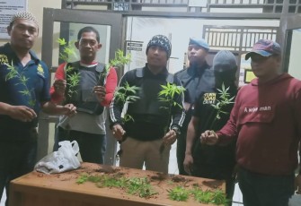 Polisi saat menampakan barang bukti yang berhasil diamankan