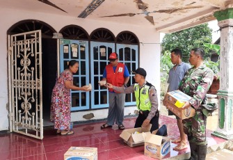 Polsek Gringsing Bagikan Nasi Bungkus Pasca Hujan Lebat