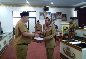 Kadisdukcapil (kiri) saat dilantik Bupati Tanggamus