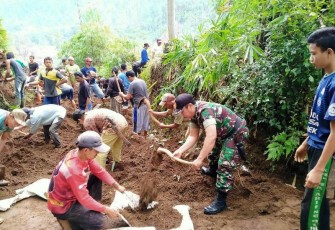warga desa dibantu aparat TNI bersihkan material longsor