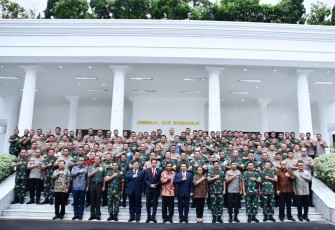Foto bersama di depan Gedung Urip Somoharjo Kemenhan