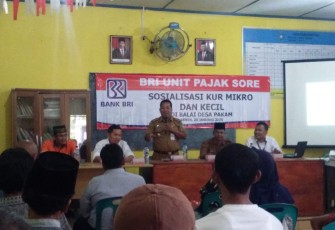 Camat Medang Deras Syahrizal SH memberikan kata sambutan di acara Sosialisasi KUR.