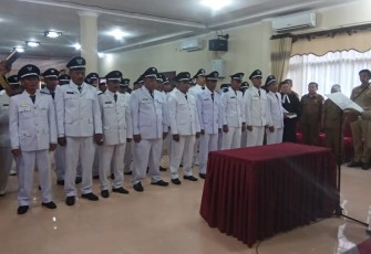 Bupati Aceh Singkil Dulmusrid saat melantik puluhan Keuchik/Kades setempat.