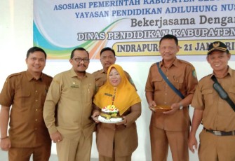Para Guru Beri Surprise ke Plt Kadisdik Batu Bara