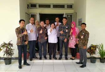 Foto bersama dalam kunjungannya