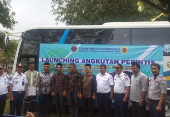 Serah terima Bus Damri Tipe B di halaman Kantor Camat Peusangan