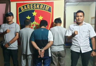 Pelaku Penadah Barang Hasil Curas (tengah) saat diamankan
