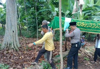 Kapolsek Pulau Panggung Antarkan Warganya Hingga ke Pemakaman