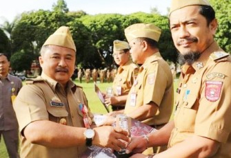 Sekdakab Akmal Abd Nasir saat memberikan penghargaan