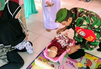 Babinsa Koramil 05/Simbar Kodim 0115/Simeulue Sertu Habber Harahab membantu warga desa binaannya untuk melaksanakan kegiatan Posyandu Sayang Ibu bertempat di Desa Malasin.