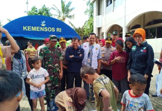 Dandim 0505/Jakarta Timur Dampingi Menteri Kesehatan dan Sosial Tinjau lokasi Banjir