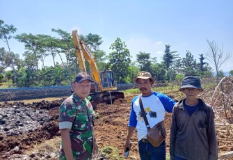 Babinsa Pantau Normalisasi Aliran Sungai Jenes Desa Yosorejo
