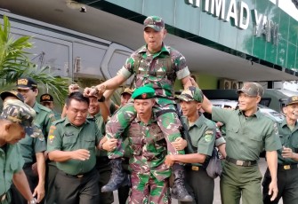 Danramil 02/Matraman Bersama Babinsa dan Mitra Jaya Antar Serda M. Nizam Tugas ke Papua