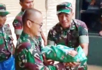 Danrem 052/Wkr dan PLH Kasiops Evakuasi Bayi yang Baru Saja Dilahirkan