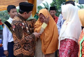 Wakil Wali Kota Bengkulu Dedy Wahyudi Hadir Dalam Penyerahan Bantuan Gerakan Peduli Siswa 