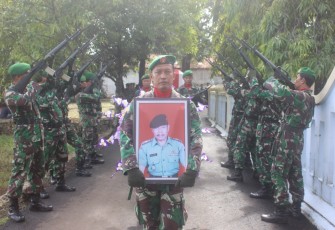Tembakan Salvo Iringi Pemakaman Militer Almarhum Kapten Inf (Purn) Djijono