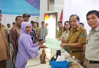 Walikota Bitung bersama kepala BPN kota Bitung menyerahkan sertifikat PTSL kepada masyarakat