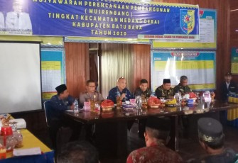 Bupati Batu Bara diwakilkan oleh Asisten II Sahala didampingi oleh Kepala Bappeda di acara Musrenbang Kecamatan Medan Deras.