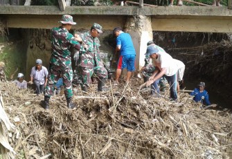 Beginilah penampakan sedimentasi dibawah jembatan Tambakwinong