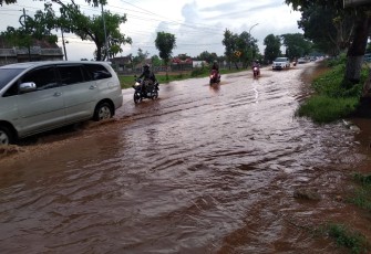 Sebagian jalan tergenang air akibat jebolnya Tanggul Desa Sinoman
