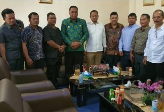 Pihak Pemkab Bupati Aceh Singkil Dulmusrid foto bersama saat bertemu dengan Pihak Pemkab Pak Pak Bharat di Kantor Bupati setempat.