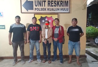 Pelaku (diborgol) saat diamankan