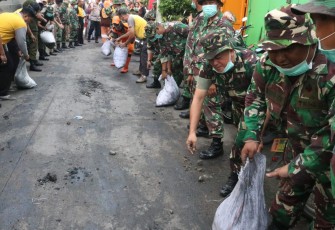Seluruh Danramil Kodim 0503/JB Turun Bantu Warga Korban Kebakaran