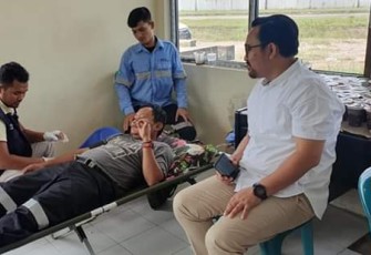 Wakil Bupati Batu Bara pada saat menyapa para peserta pendonor darah.