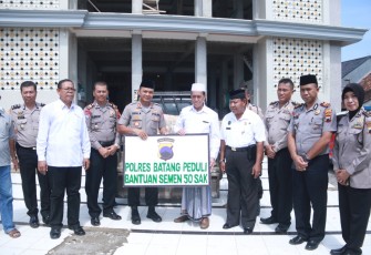 Kapolres Batang Serahkan 50 Sak Semen Untuk Pembangunan Masjid Al Khikmah