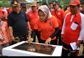 Bupati Tuba Hj.Winarti Resmikan Gedung Balai Rakyat/Pertemuan Kampung Cempaka Dalem