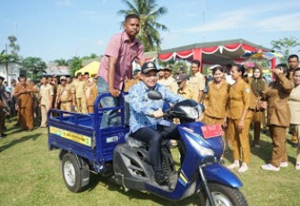 Bupati Batu Bara Ir Zahir MAP disaat mencoba Becak Bermotor(Betor).