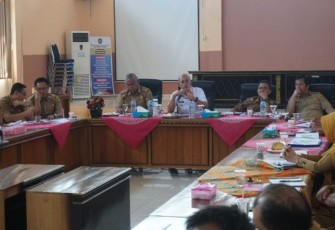 Bupati Bengkulu Selatan Gusnan Mulyadi Saat Pimpin Rapat 