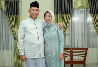 Almarhum semasa hidup bersama suami