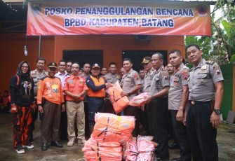Polres Batang Bantu BPBD Sejumlah Peralatan Penanganan Banjir