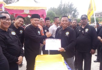 Bupati Batu Bara Ir Zahir M.AP memberikan Surat Keputusan Pada Devisi Gemkara Medang Deras.