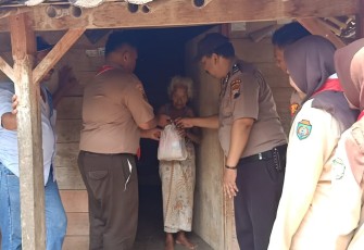 Saka Bhayangkara Polsek Limpung Bagikan Sembako